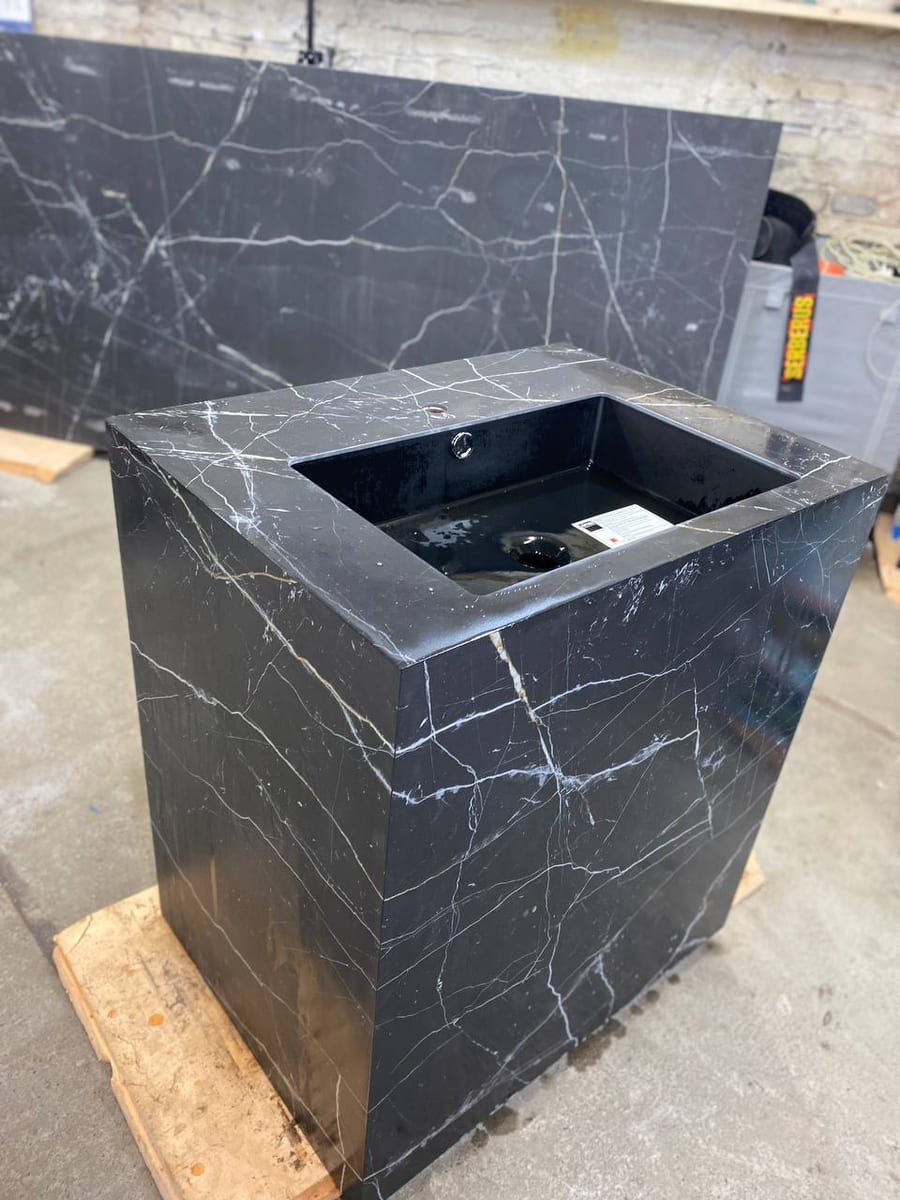 Тумба из МДФ, облицованная чёрным керамогранитом Nero Marquina с переходом рисунка, с и…
