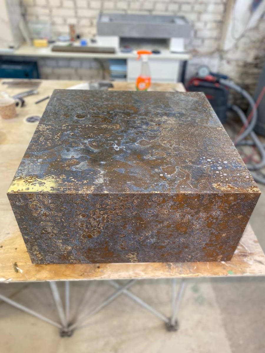 Тот же куб из керамогранита под кортен, фронтальный ракурс с двумя видимыми гранями и с…